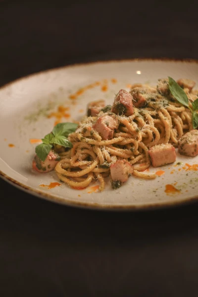 Spagetti towuk etli we pesto sously