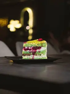 Fistaşka-malina desert