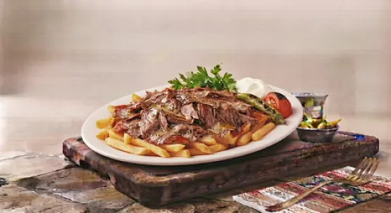 Fri üstünde etli döner