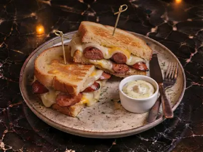 Kolbasa we peýnirli tost