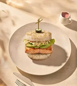 Gyzyl balykly we leňňeçli suşi burger