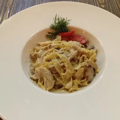 Towuk we kömelekli fettuçini