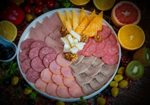 Peýnir we kolbasa assorti