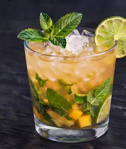 Mango-marakuýýa mohito