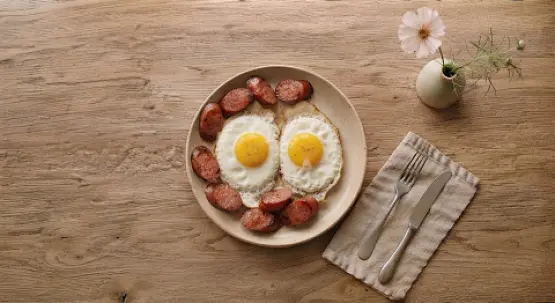 Kolbasa bilen garylan ýumurtgalar
