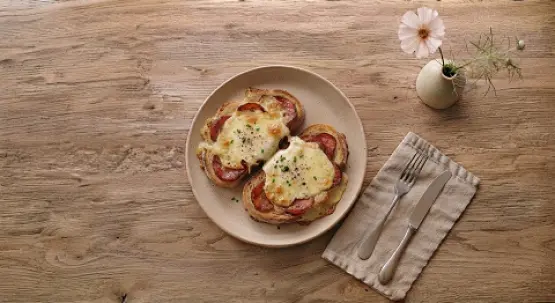 Kolbasa bilen tost