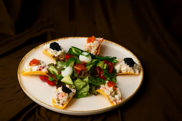 Krab taýajyklary bilen salat
