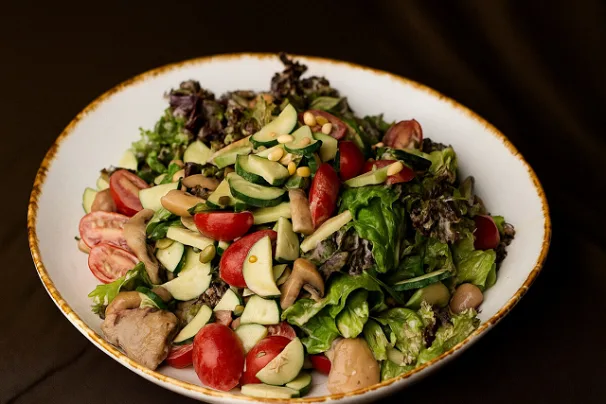 Rostbifli ýyly salat