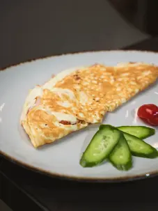 Omlet (kakadylan et we peýnir bilen)